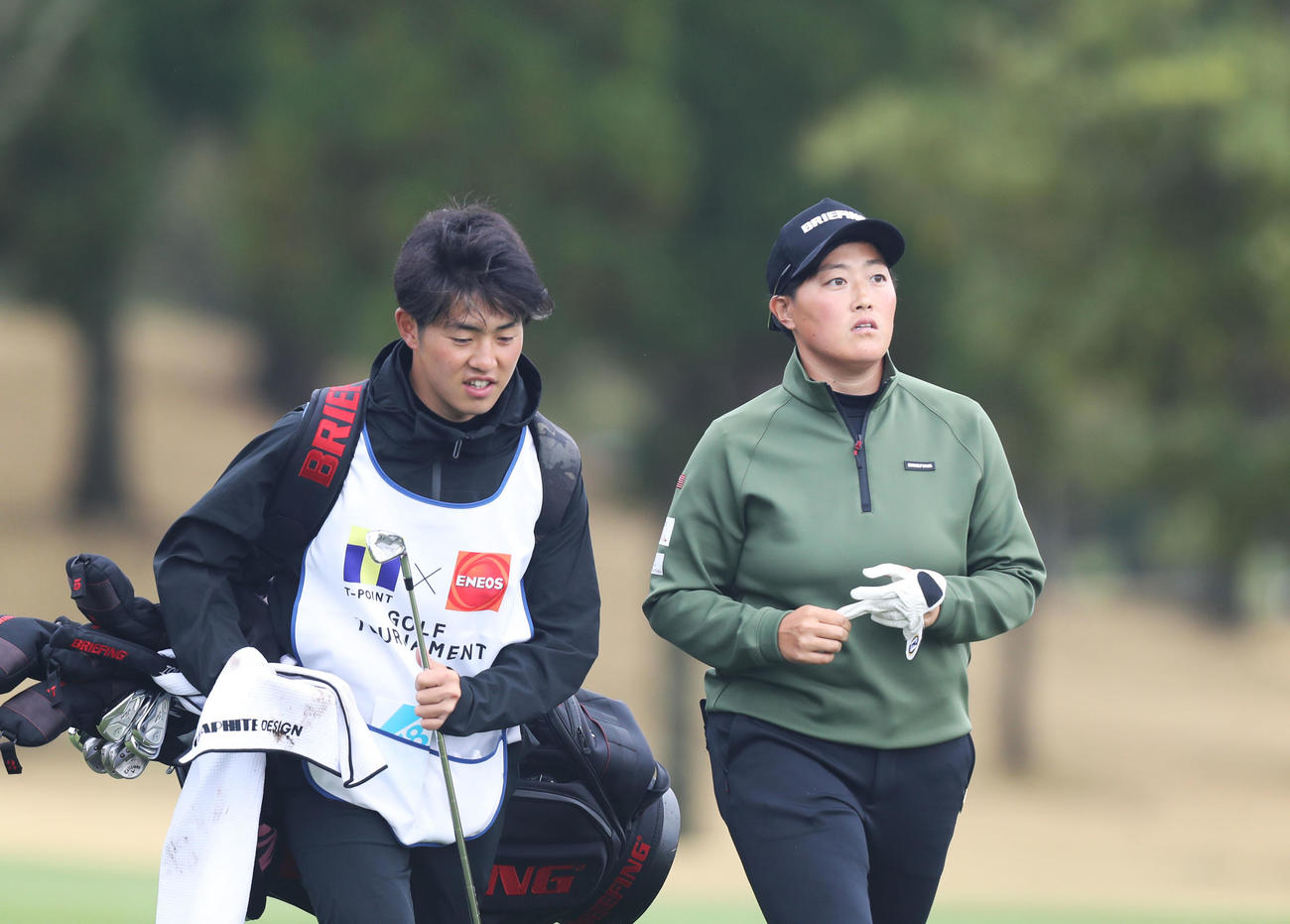 18番、グリーンへ向かう工藤遥加（撮影・屋方直哉）