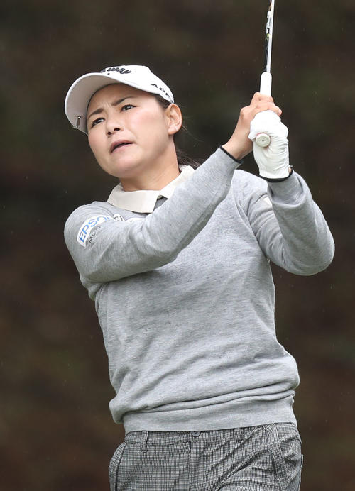 2番、ティーショットを放つ横峯さくら（撮影・屋方直哉）