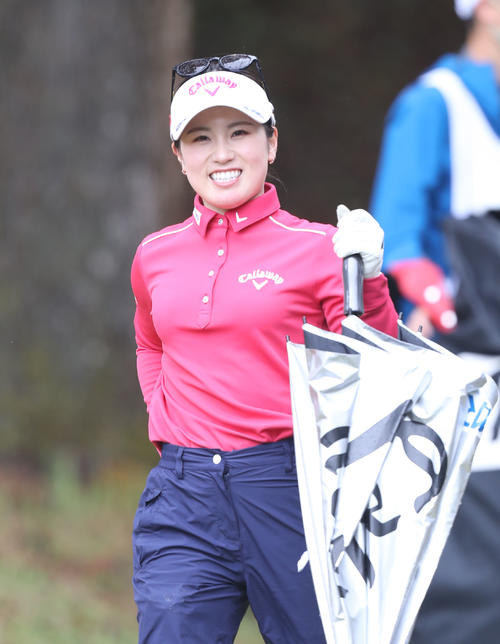 2番、ティーショットを放ち、笑顔でセカンドショットに向かう西村優菜（撮影・屋方直哉）