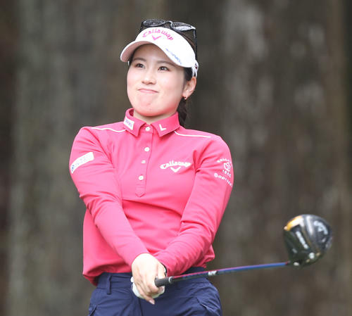 2番、ティーショットを放ち、ボールの行方を見守る西村優菜（撮影・屋方直哉）