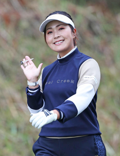2番、笑顔を見せる青木瀬令奈（撮影・屋方直哉）