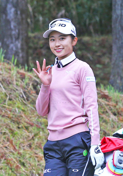2番、笑顔を見せる安田祐香（撮影・屋方直哉）