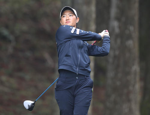 2番、ティーショットを放つ野沢真央（撮影・屋方直哉）