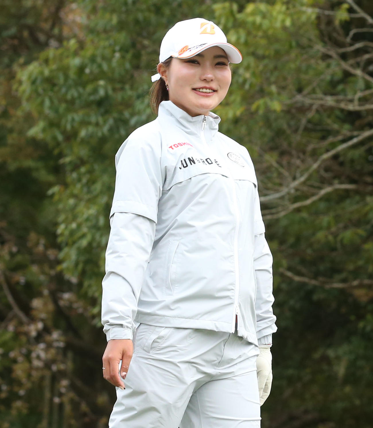 18番、ティーショットを放ち、笑顔でセカンドショットに向かう高橋彩華（撮影・屋方直哉）