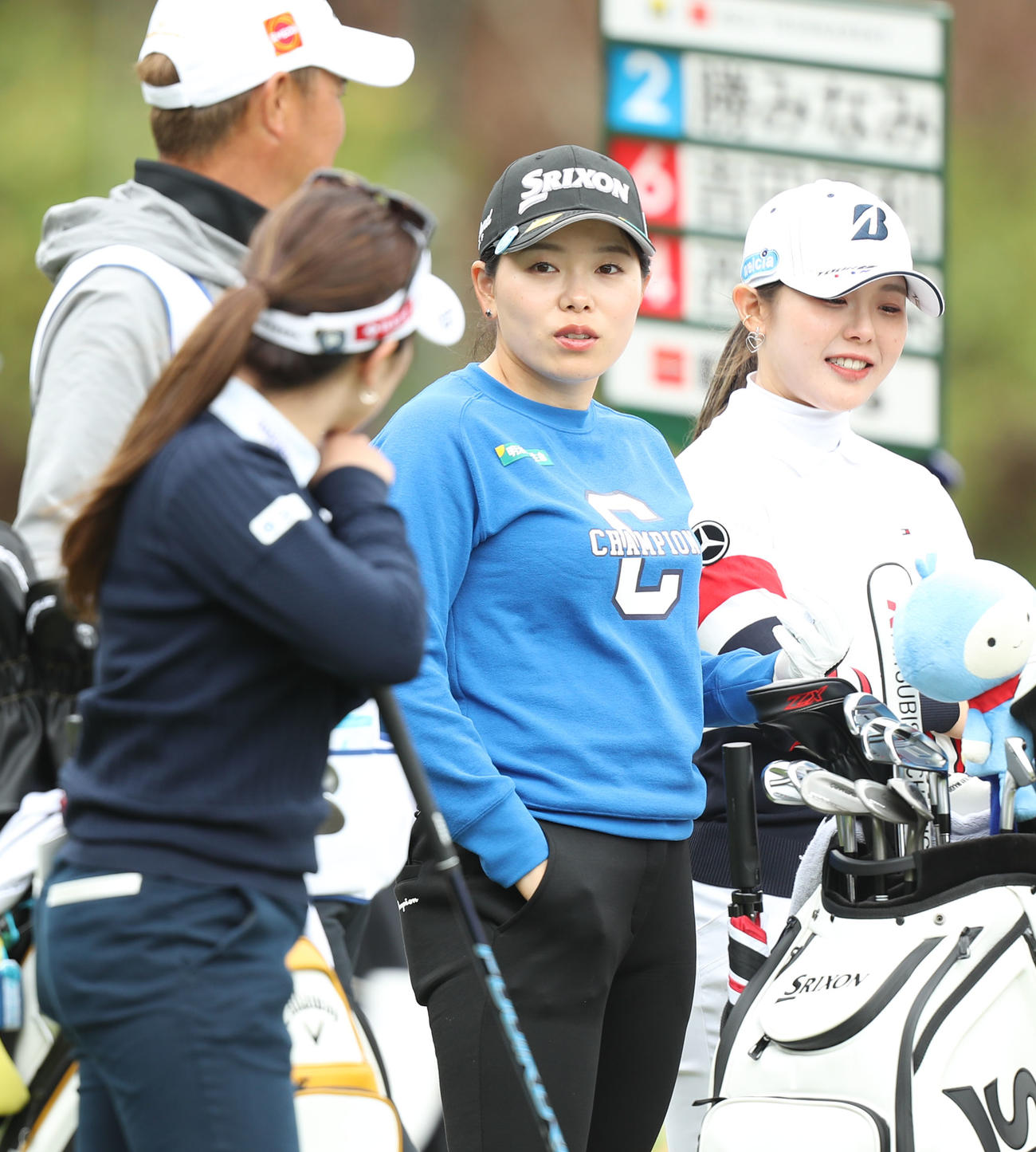9番、ティーショット前に談笑する左から西村優菜、勝みなみ、吉田優利（撮影・屋方直哉）