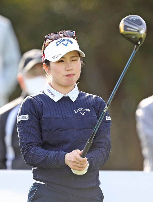 18番、ティーショット前に狙いを定める西村優菜（撮影・屋方直哉）