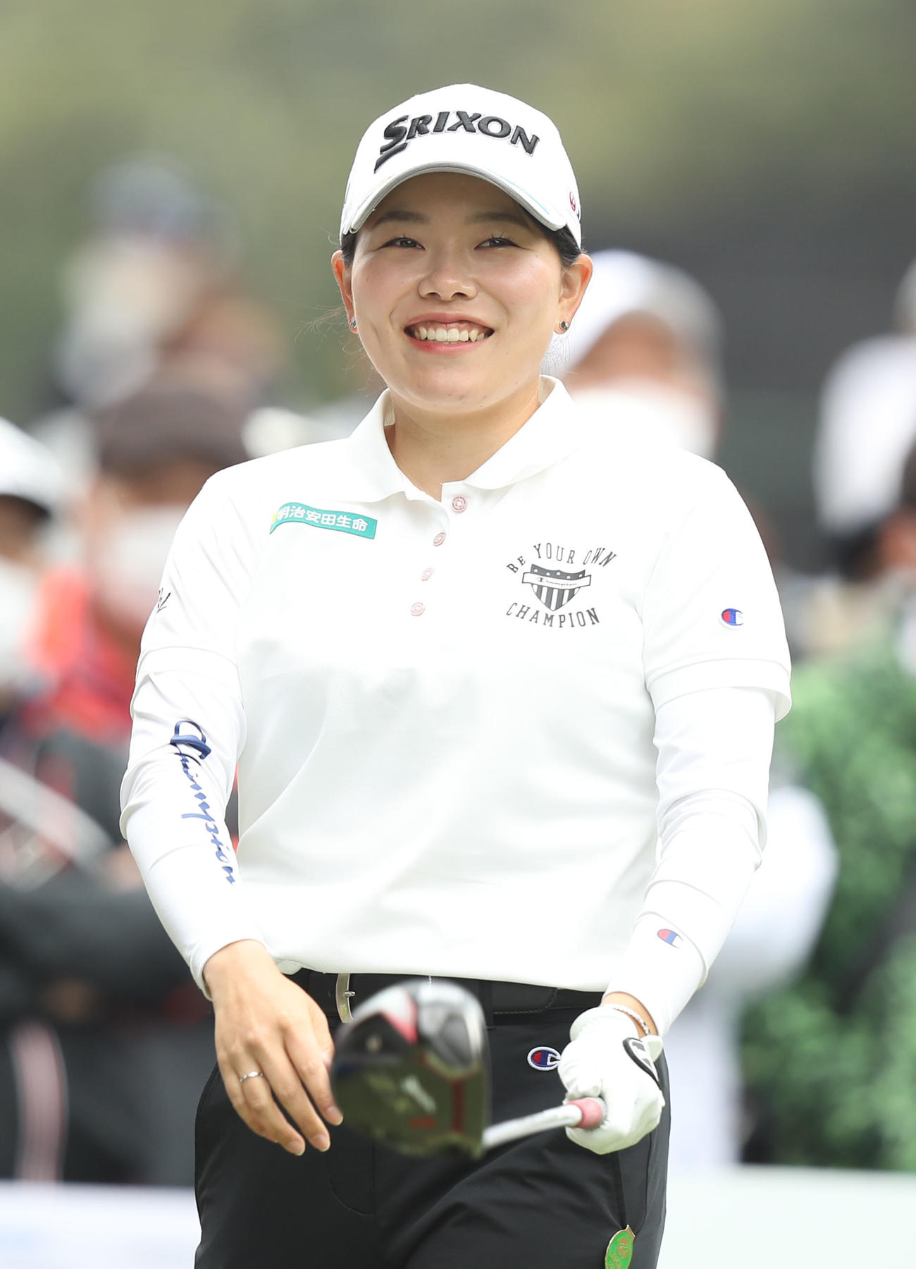 10番、ティーグラウンドで笑顔を見せる勝みなみ（撮影・屋方直哉）