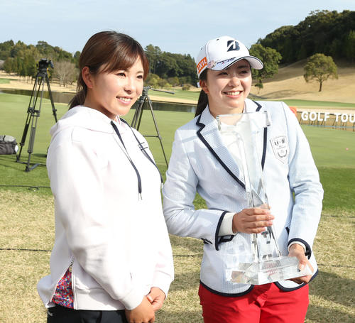 記念写真を撮る堀奈津佳（左）と堀琴音（撮影・屋方直哉）