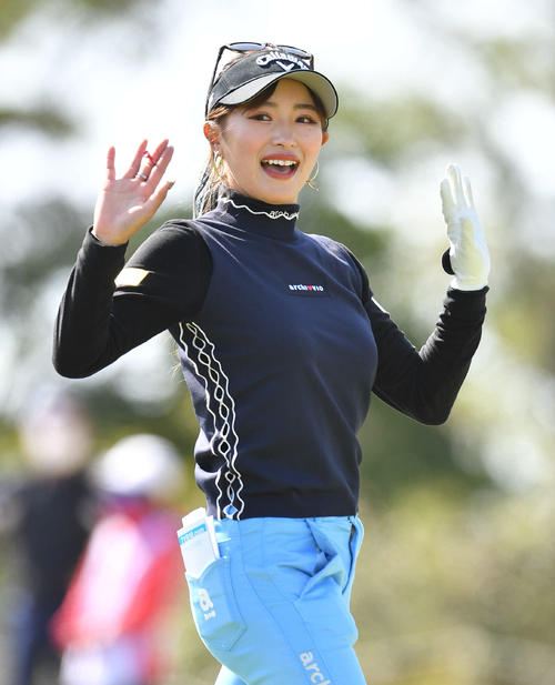 アクサ・レディースゴルフトーナメント　プロアマ戦でカメラに向かって笑顔で手を振る臼井麗香（撮影・岩下翔太）