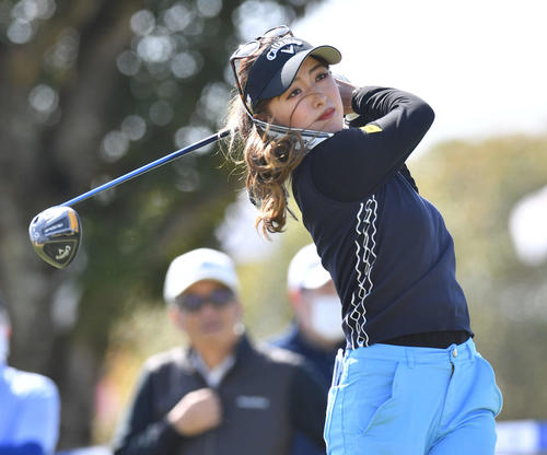 アクサ・レディースゴルフトーナメント　プロアマ戦でティーショットを放つ臼井麗香（撮影・岩下翔太）