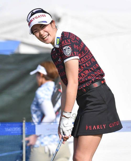 アクサ・レディースゴルフトーナメント　練習グリーンで笑顔を見せる原英莉花（撮影・岩下翔太）