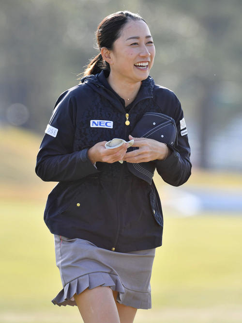 アクサ・レディースゴルフトーナメント　プロアマ戦を終えて笑顔で引き揚げる原江里菜（撮影・岩下翔太）