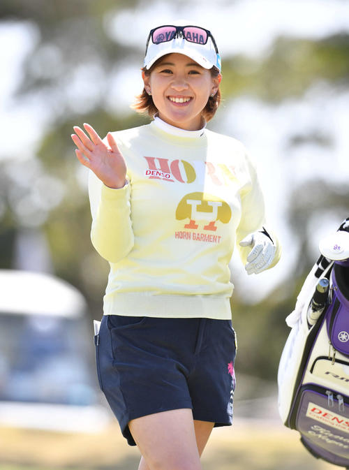 アクサ・レディースゴルフトーナメント　プロアマ戦でカメラに向かって笑顔で手を振る永井花奈（撮影・岩下翔太）