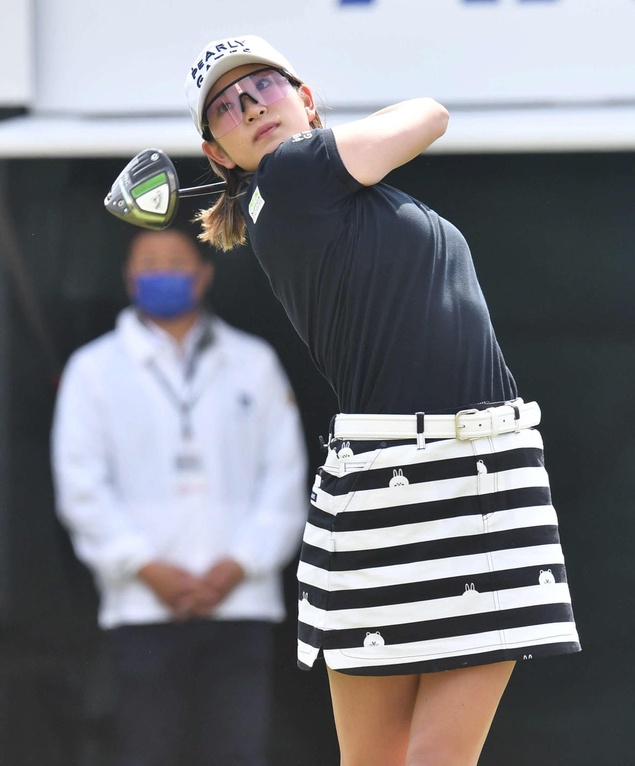 アクサ・レディースゴルフトーナメント1日目　1番、ティーショットを放つ原英莉花（撮影・岩下翔太）