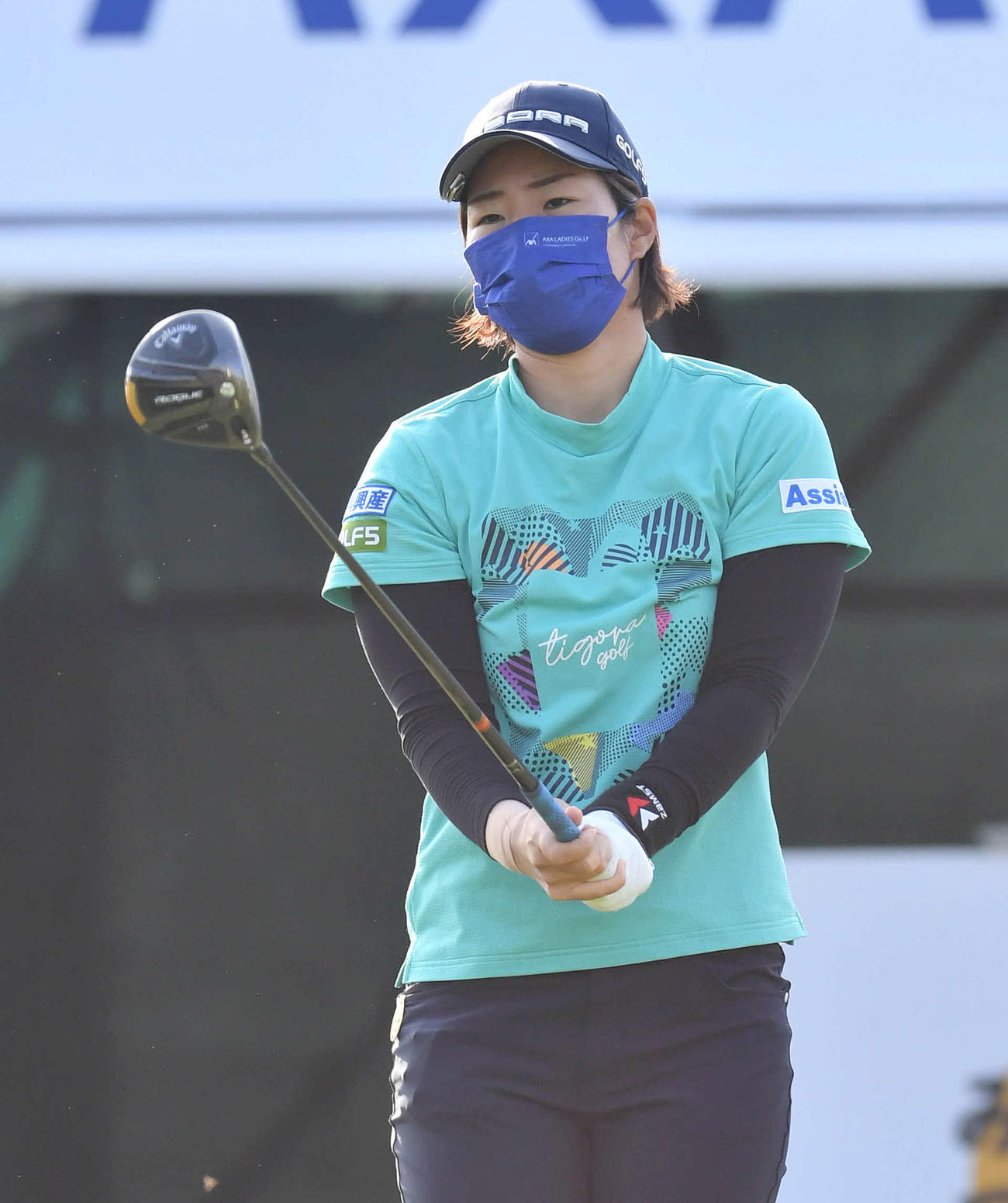 アクサ・レディースゴルフトーナメント1日目　1番、ティーショット前に狙いを定める穴井詩（撮影・岩下翔太）