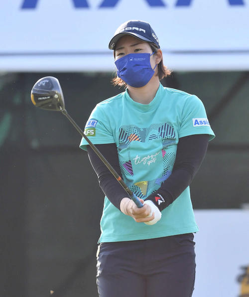 アクサ・レディースゴルフトーナメント1日目　1番、ティーショット前に狙いを定める穴井詩（撮影・岩下翔太）