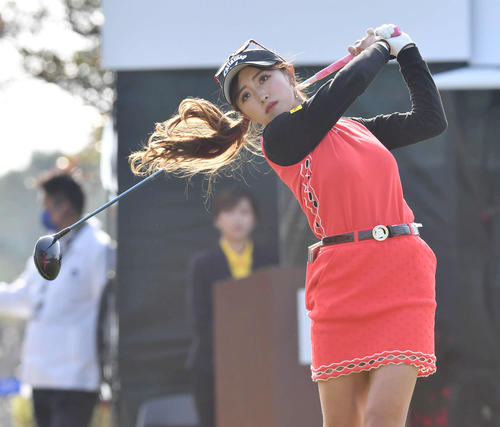 アクサ・レディースゴルフトーナメント1日目　1番、ティーショットを放つ臼井麗香（撮影・岩下翔太）