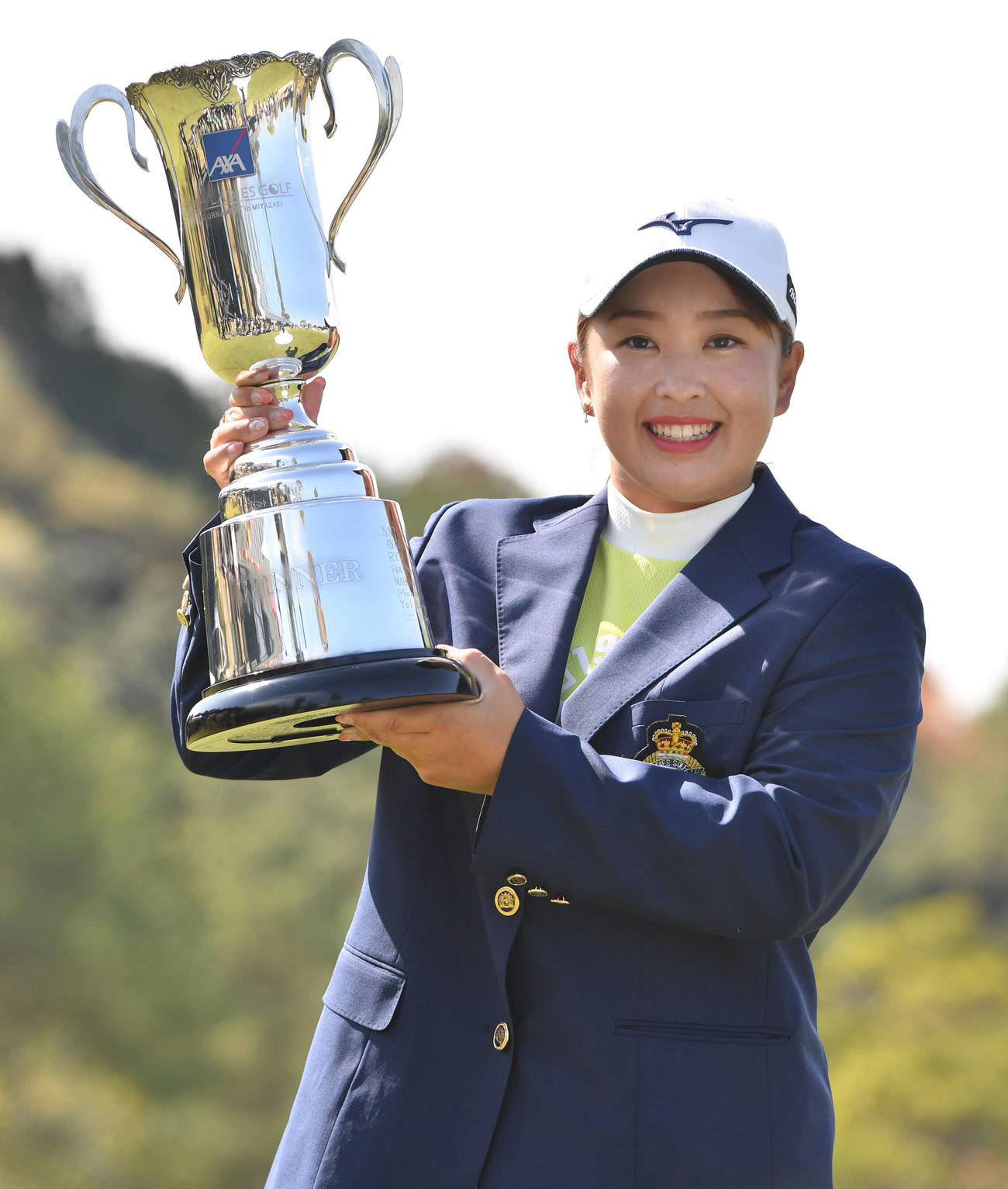 優勝カップを手に笑顔を見せる西郷真央（撮影・岩下翔太）