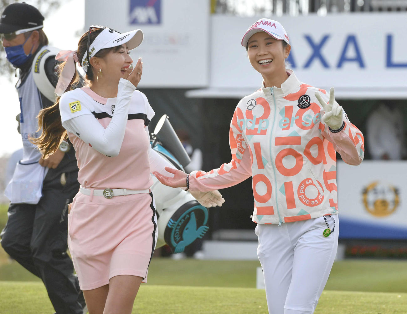 アクサ・レディースゴルフトーナメント最終日　1番、笑顔で第2打へ向かう臼井麗香（左）と金沢志奈（撮影・岩下翔太）