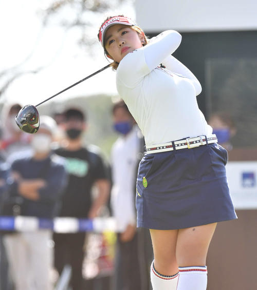 アクサ・レディースゴルフトーナメント最終日　1番、ティーショットを放つ山下美夢有（撮影・岩下翔太）
