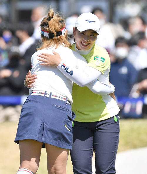 ホールアウトし、山下美夢有（左）と笑顔で抱き合う西郷真央（撮影・岩下翔太）
