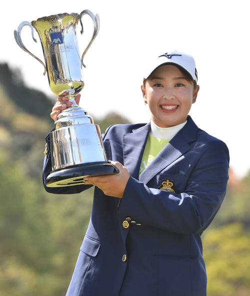 優勝カップを手に笑顔を見せる西郷真央（撮影・岩下翔太）