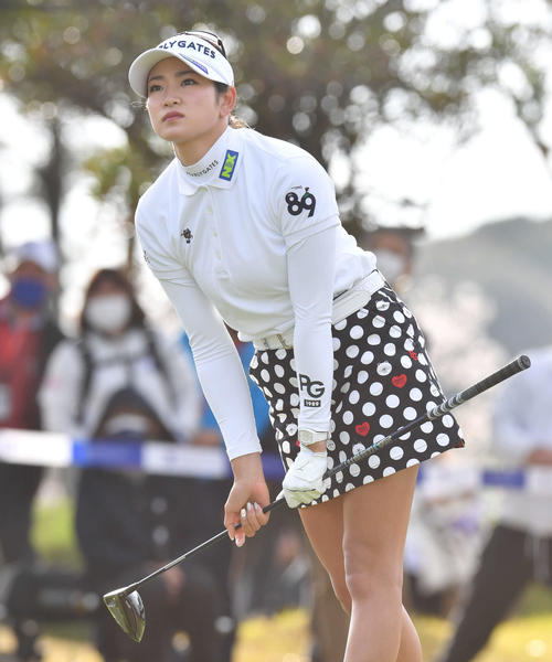 アクサ・レディースゴルフトーナメント最終日　1番、ティーショットを放ち打球を見つめる原英莉花（撮影・岩下翔太）