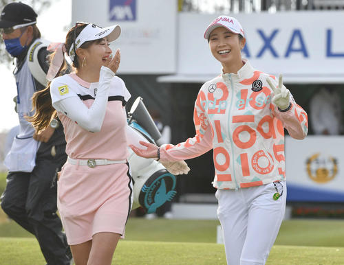 アクサ・レディースゴルフトーナメント最終日　1番、笑顔で第2打へ向かう臼井麗香（左）と金沢志奈（撮影・岩下翔太）