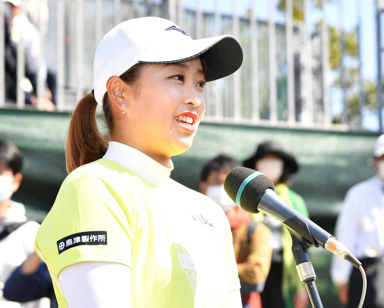 アクサ・レディースゴルフトーナメント最終日　笑顔で優勝インタビューを受ける西郷真央（撮影・岩下翔太）