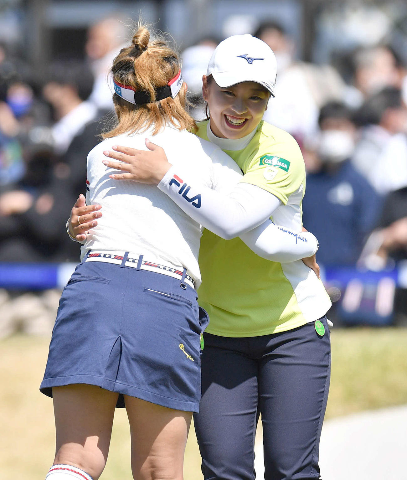 山下美夢有（左）と笑顔で抱き合う西郷真央（撮影・岩下翔太）