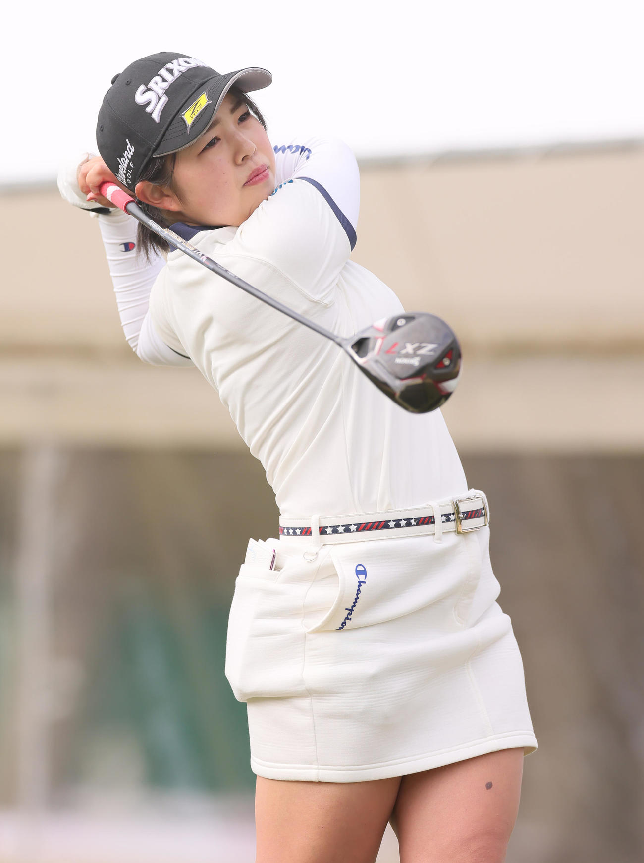 プロアマ戦でティーショットを放つ山下（撮影・足立雅史）