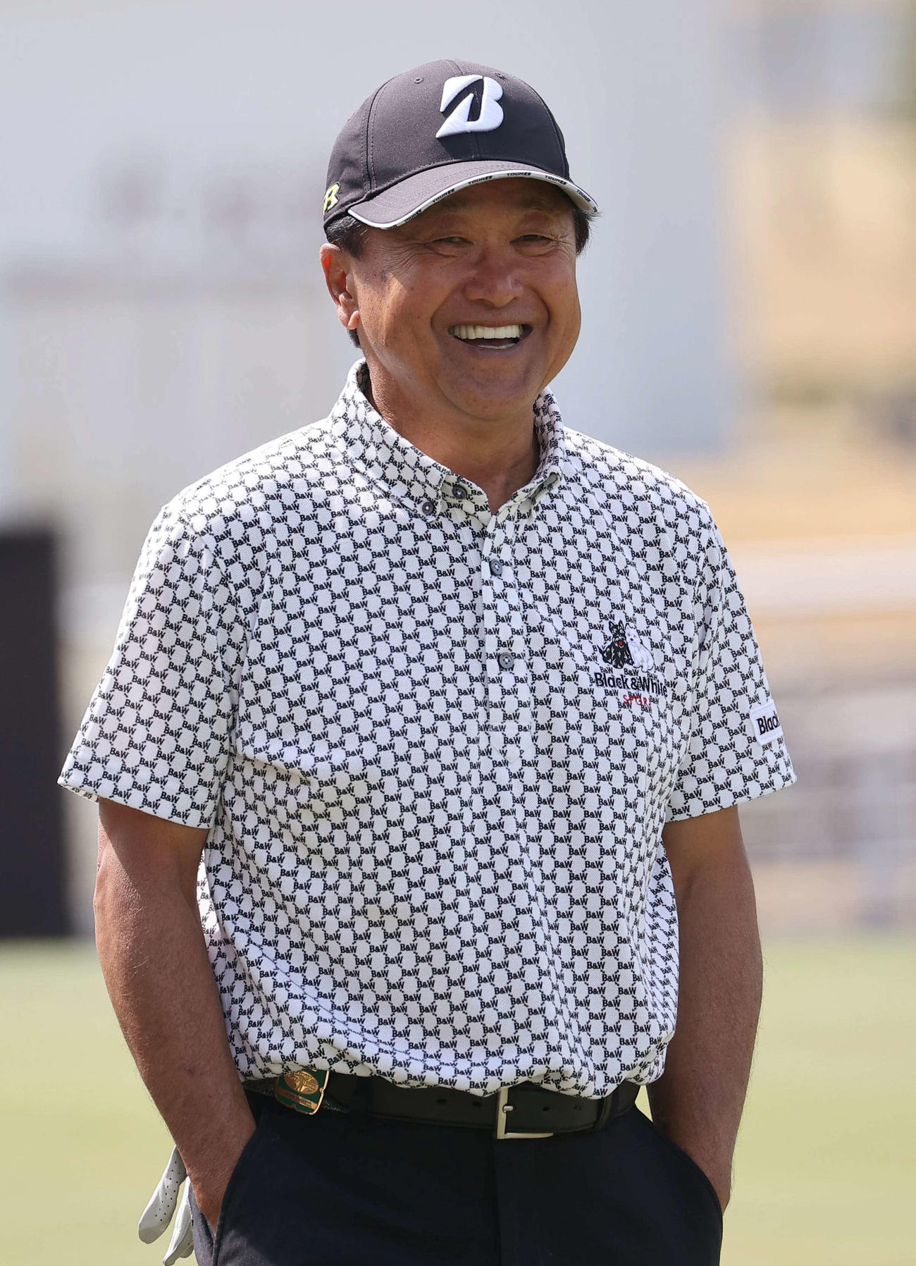 笑顔を見せながら練習ラウンドへ向かう倉本（撮影・上田博志）