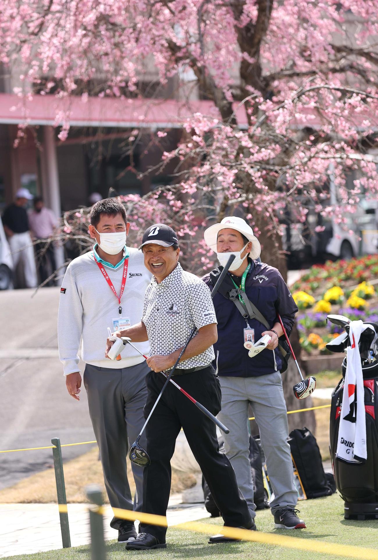 笑顔を見せながら練習ラウンドへ向かう倉本（撮影・上田博志）