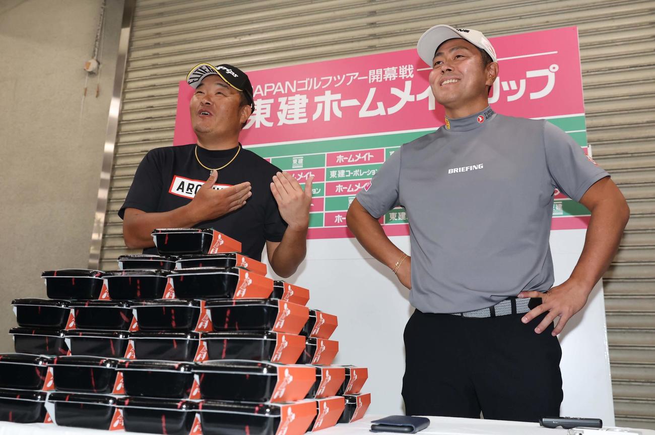 男子ゴルフを盛り上げたいと笑顔で提案を出す谷原選手会長（右）と副会長の小田（撮影・上田博志）
