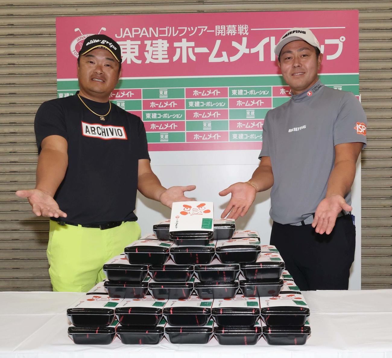 報道陣への差し入れ弁当を前に笑顔を見せる谷原選手会長（右）と副会長の小田（撮影・上田博志）