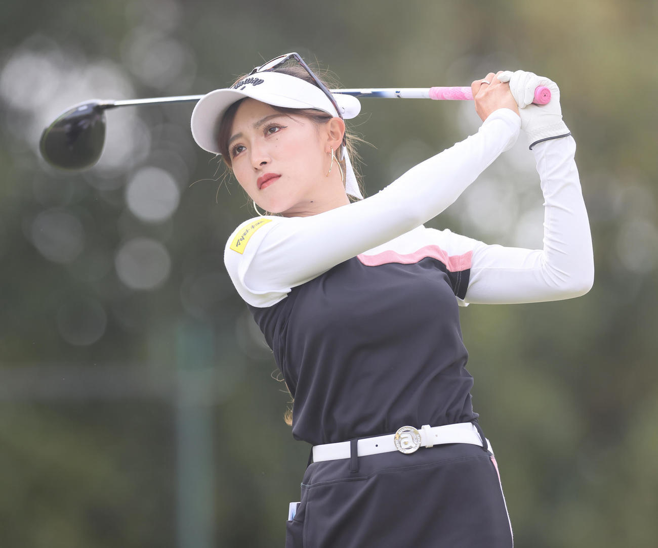 1番、ティーショットを放つ臼井麗香（撮影・足立雅史）
