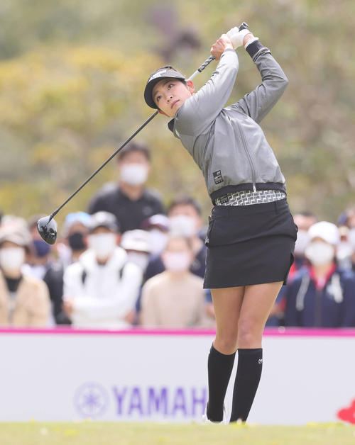 1番、ティーショットを放つ原英莉花（撮影・足立雅史）