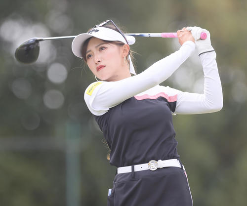 1番、ティーショットを放つ臼井麗香（撮影・足立雅史）
