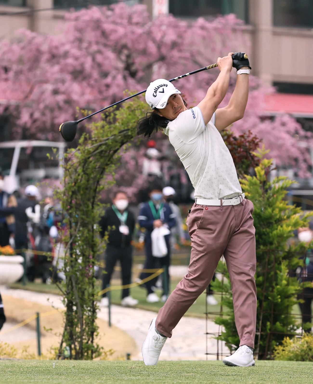 10番、ティーショットを放つ石川（撮影・上田博志）