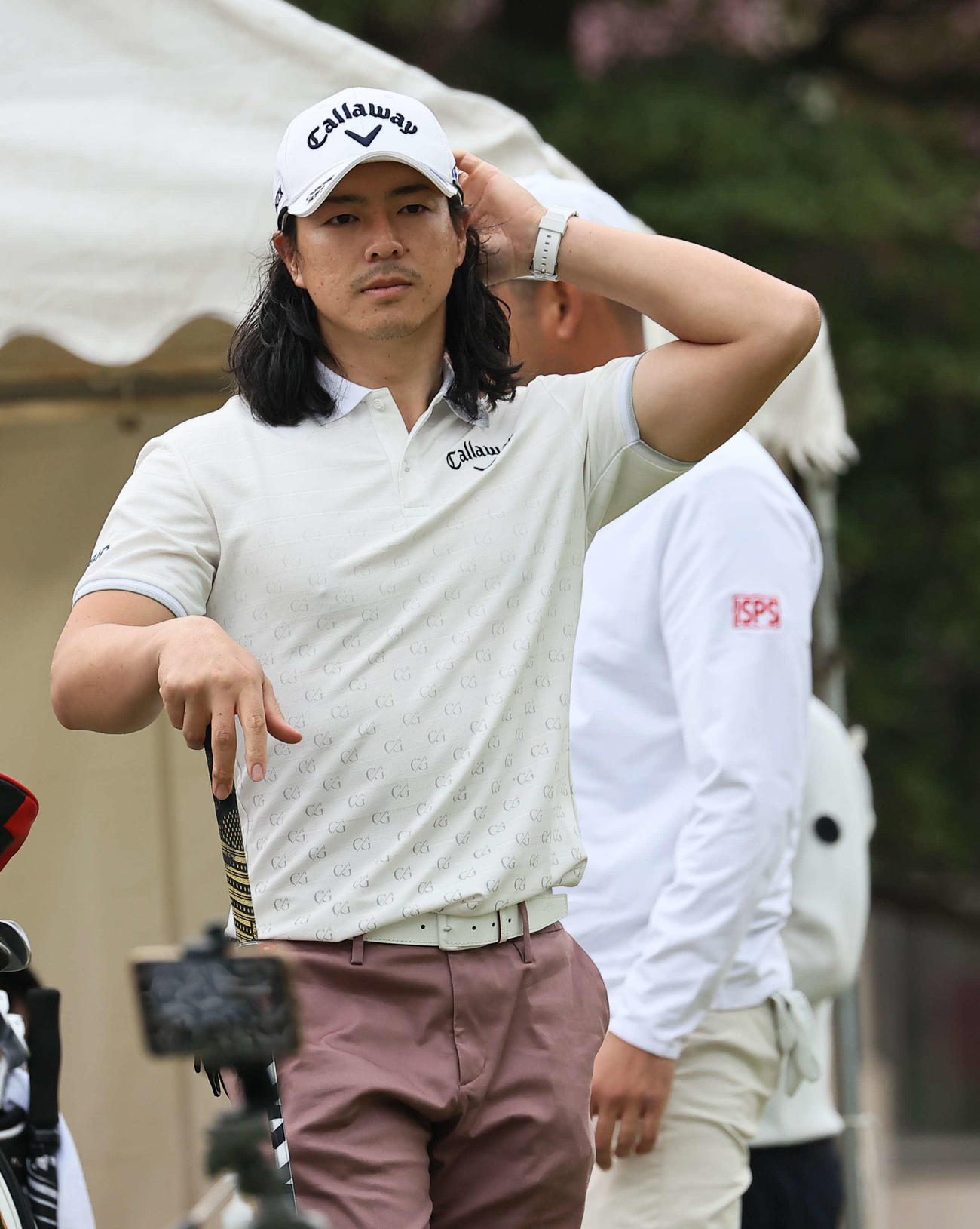 10番、グラウンドでティーショットを待つ石川（撮影・上田博志）