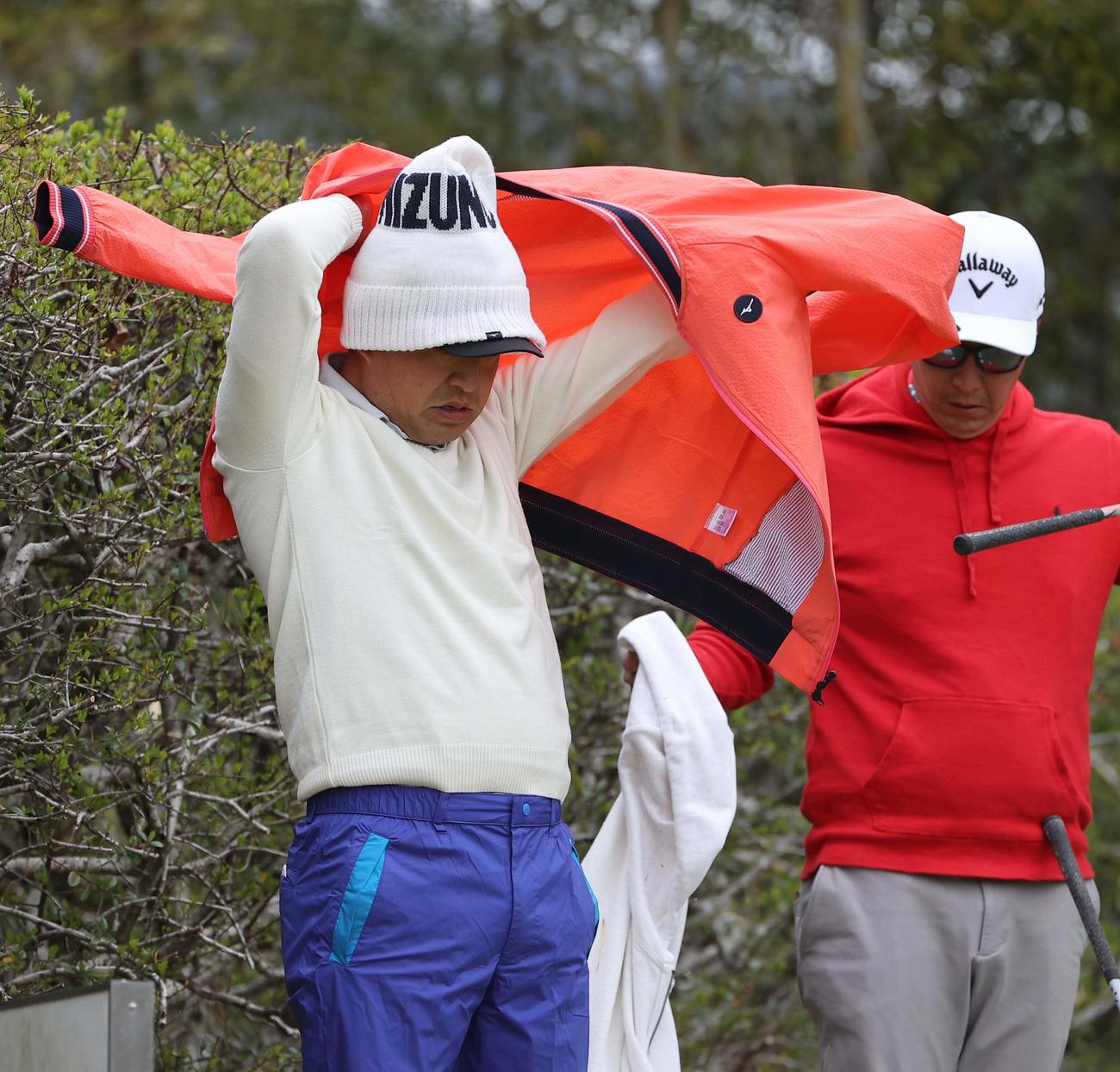 2番、ティーショットを放ち上着を着る時松（撮影・上田博志）
