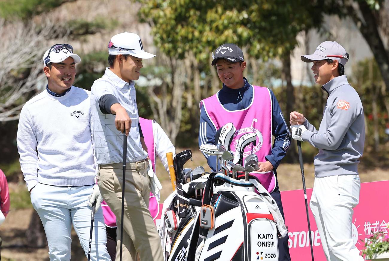 1番、ティーグラウンドで談笑する左から河本、大西、大西のキャディーさん、桂川（撮影・上田博志）
