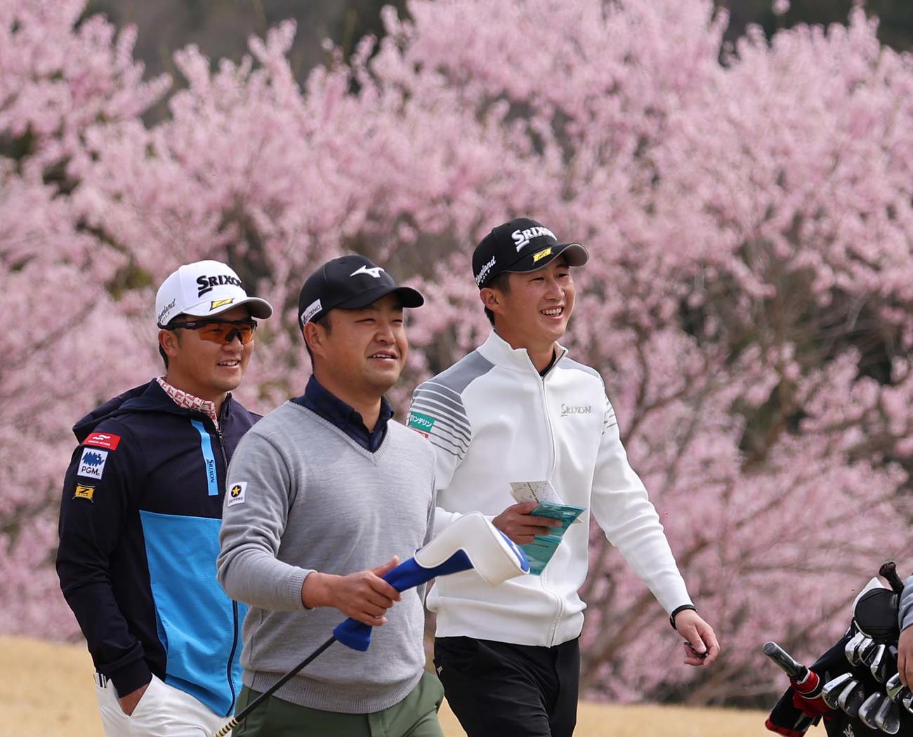 2番、桜を背に談笑しながら歩く左から香妻、時松、星野（撮影・上田博志）