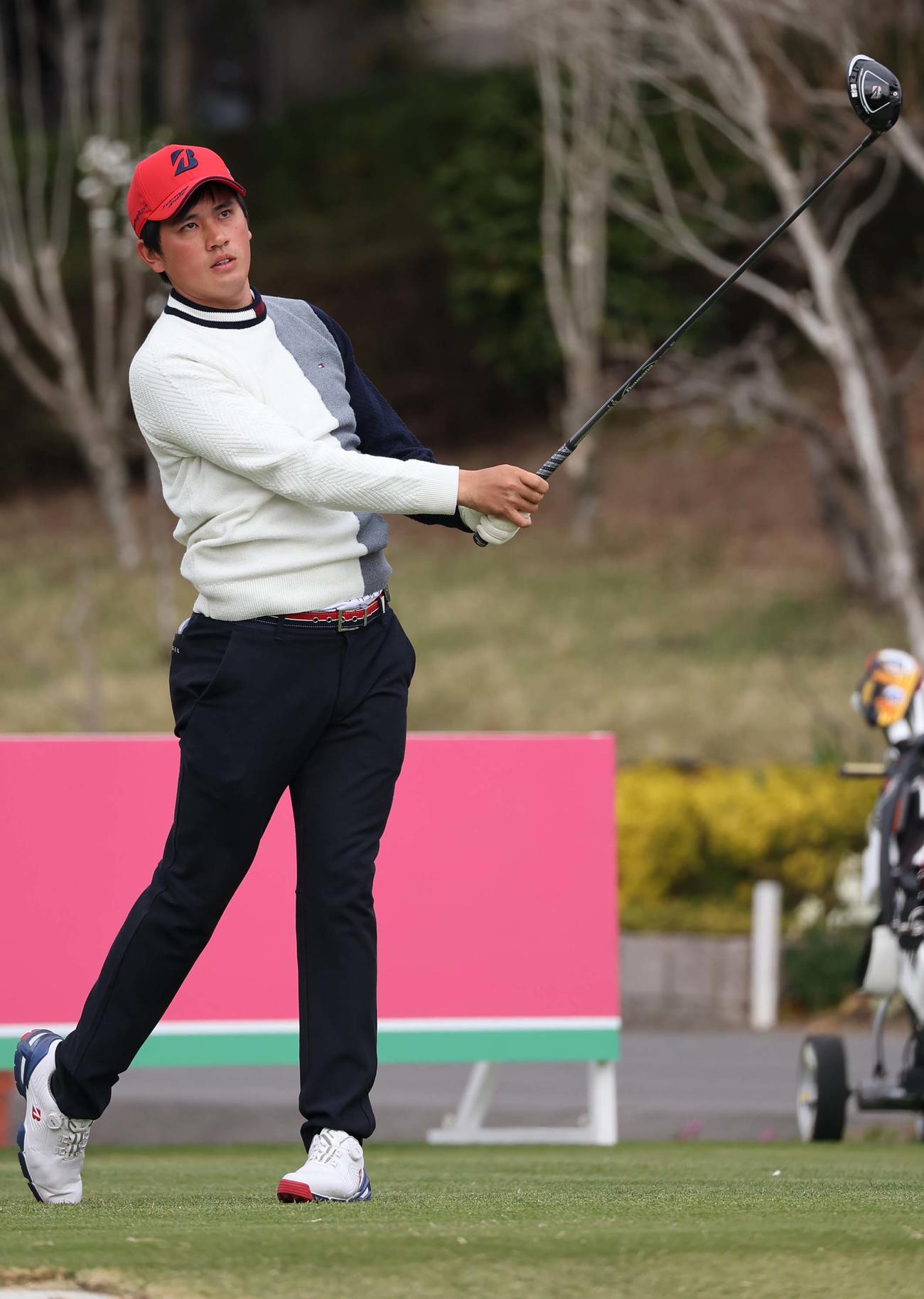 1番、ティーショットを放つ青山（撮影・上田博志）