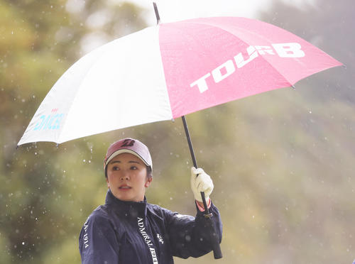 雨の中、コースを見つめる堀（撮影・足立雅史）