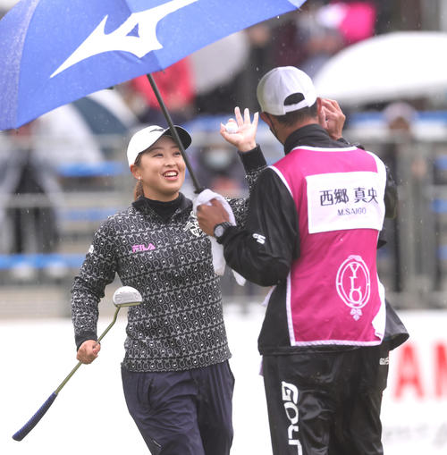 優勝を決め笑顔でタッチを交わす西郷（撮影・足立雅史）