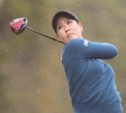 1番、ティーショットを放つ福田（撮影・足立雅史）