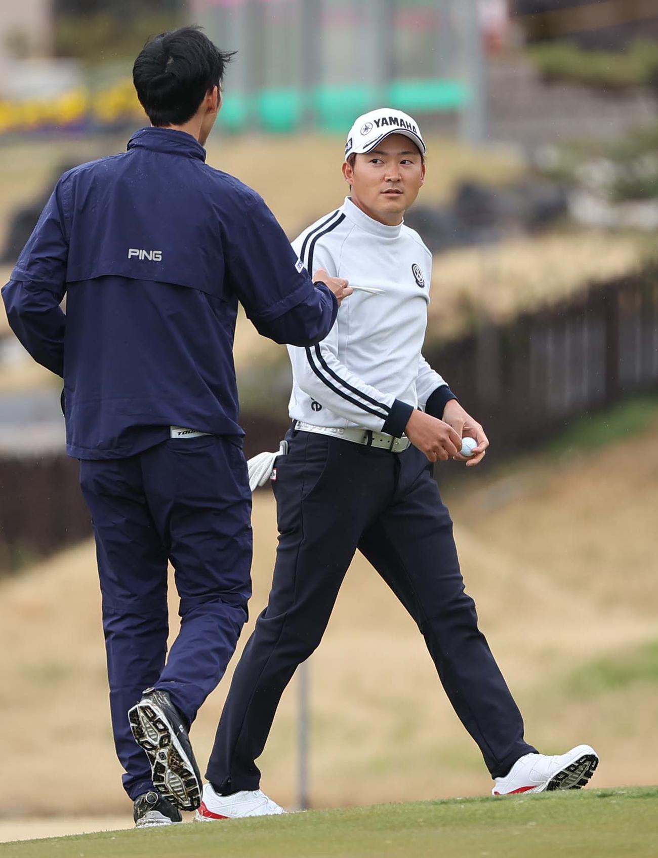18番、スコアを伸ばし7アンダーでホールアウトした今平（撮影・上田博志）