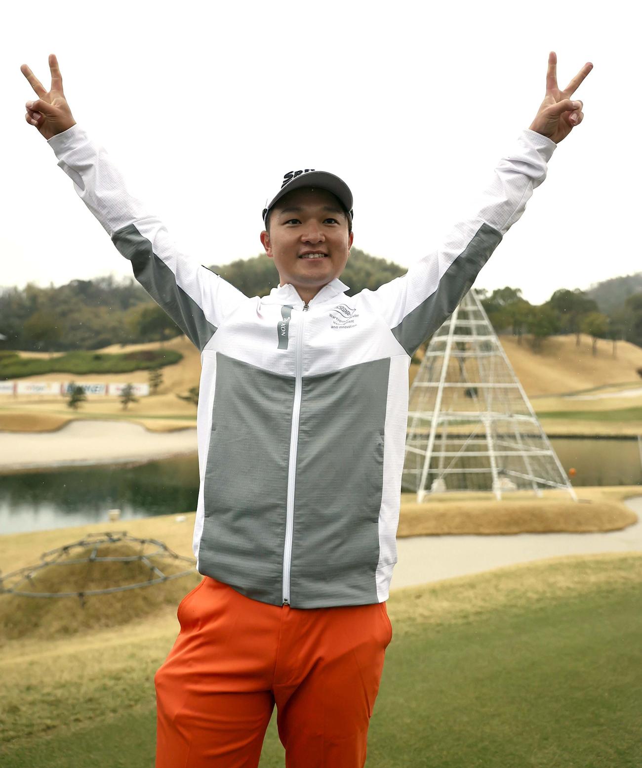 開幕戦を優勝した香妻陣一朗は笑顔を見せながらVサインを出す（撮影・上田博志）