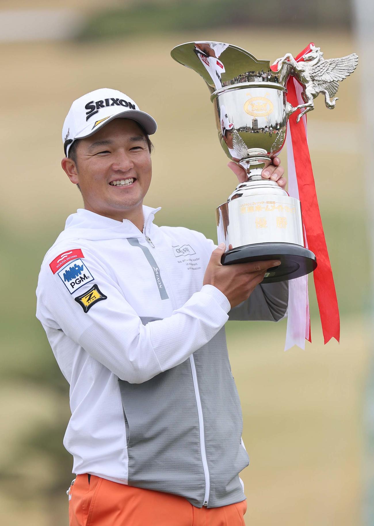優勝カップを手に笑顔を見せる香妻（撮影・上田博志）